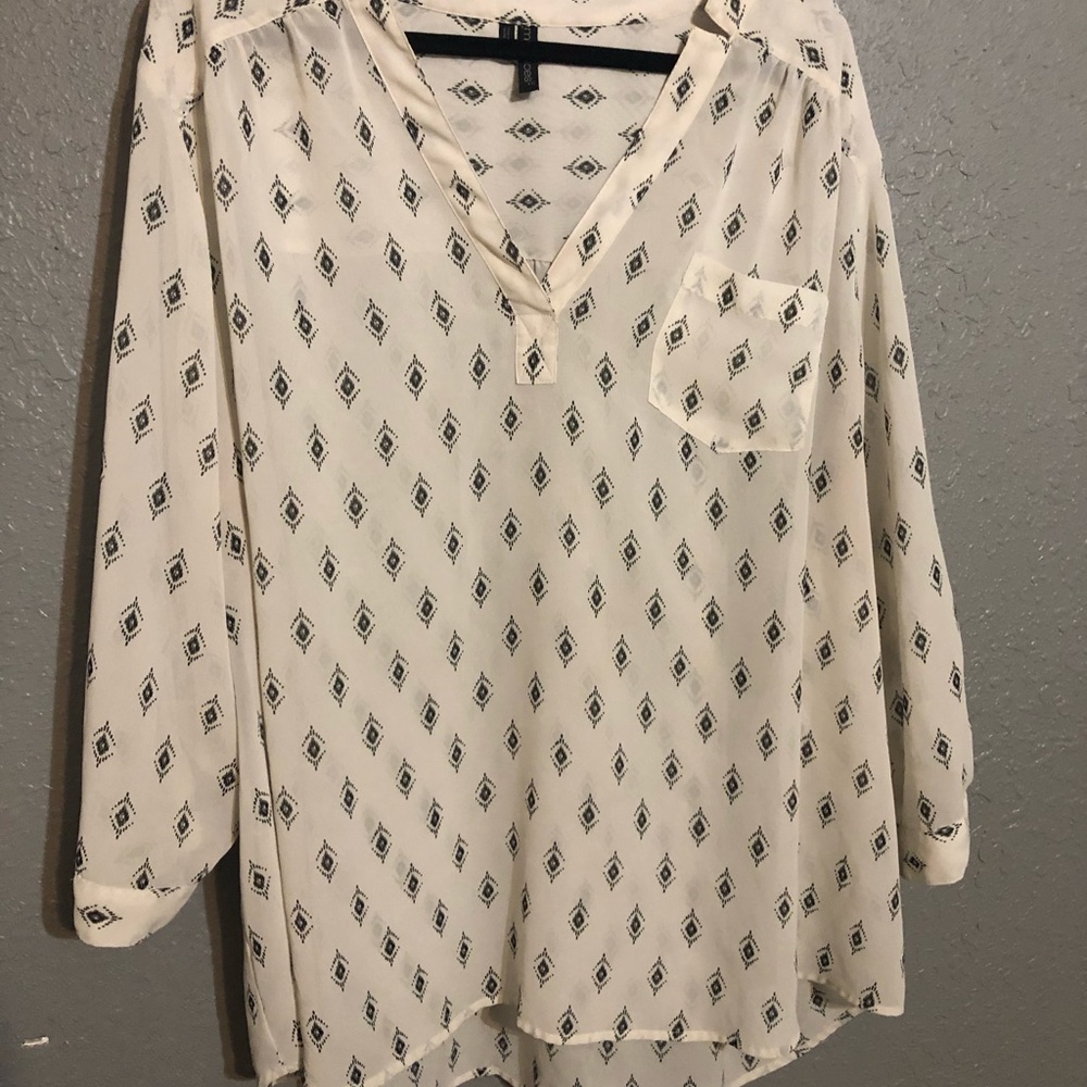 Maurices Size 4 White Patterned Perfect Blouse
